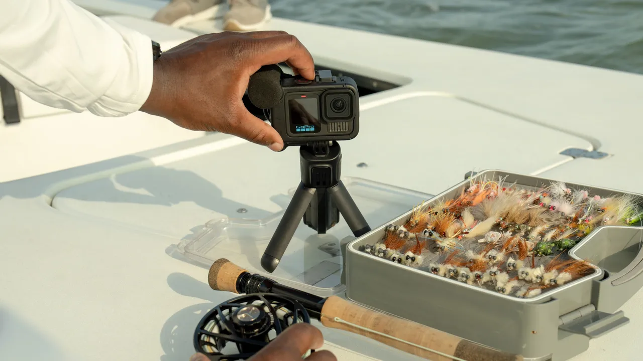GoPro HERO13 Black Creator Edition sobre trípode en uso